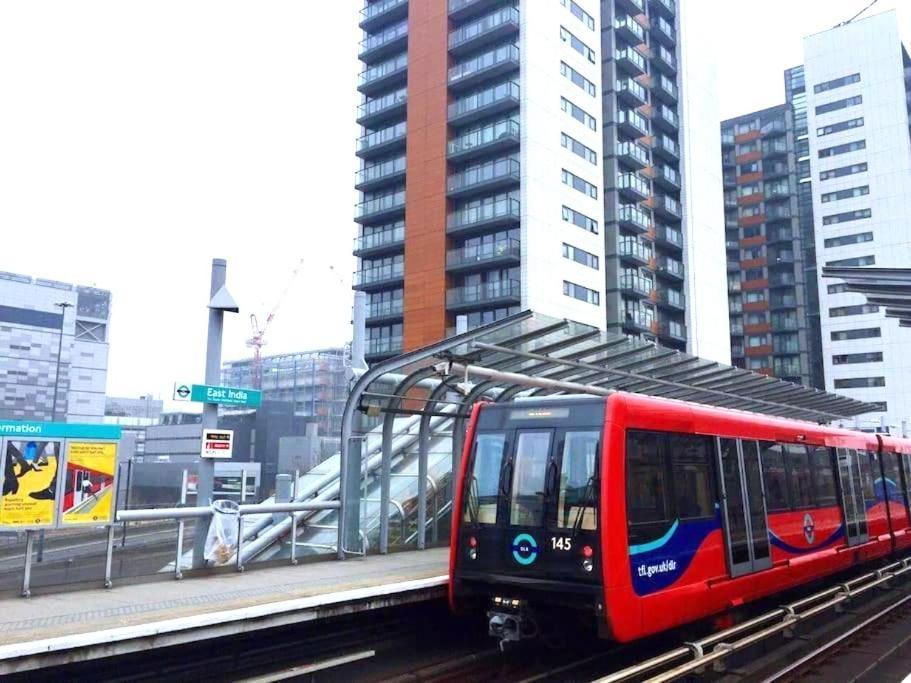 Entire Apartment Next To Canary Wharf In London Kültér fotó